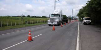 CIV gestiona retiro de más de 400 postes eléctricos en autopista Escuintla-Puerto Quetzal. Foto La Hora: CIV.