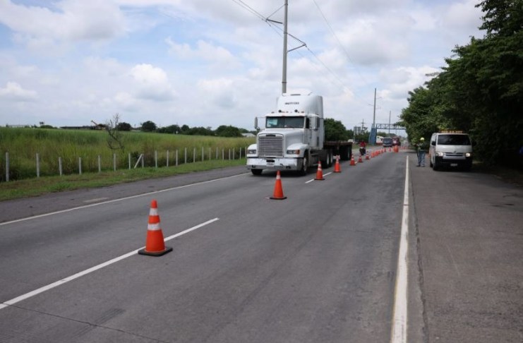 CIV gestiona retiro de más de 400 postes eléctricos en autopista Escuintla-Puerto Quetzal. Foto La Hora: CIV.