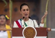 Presidenta de México, Claudia Sheinbaum, en la ceremonia de entrega del bastón de mando, por parte de representantes de los pueblos indígenas, Foto La Hora: EFE