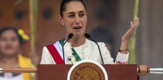 Presidenta de México, Claudia Sheinbaum, en la ceremonia de entrega del bastón de mando, por parte de representantes de los pueblos indígenas, Foto La Hora: EFE