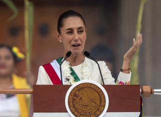 Presidenta de México, Claudia Sheinbaum, en la ceremonia de entrega del bastón de mando, por parte de representantes de los pueblos indígenas, Foto La Hora: EFE