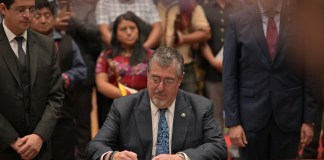 Arévalo propone reformas para permitir construcciones estatales en territorios comunitarios sin que sean otorgados al Estado.
