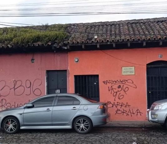 Pintas realizadas por presuntos aficionados de Alianza FC, en paredes de la Antigua Guatemala. Foto La Hora: Antigua Informa