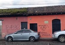 Presuntos aficionados salvadoreños manchan paredes en la Antigua Guatemala Pintas realizadas por presuntos aficionados de Alianza FC, en paredes de la Antigua Guatemala. Foto La Hora: Antigua Informa