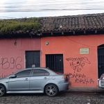 Pintas realizadas por presuntos aficionados de Alianza FC, en paredes de la Antigua Guatemala. Foto La Hora: Antigua Informa
