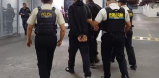 Presuntos asaltantes en motocicleta capturados en zona 1. Foto La Hora: PNC