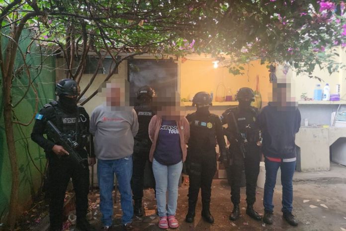 Presuntos implicados en un secuestro capturados en Villa Canales. Foto La Hora: MP