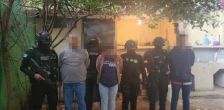 Presuntos implicados en un secuestro capturados en Villa Canales. Foto La Hora: MP