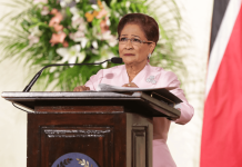 La primera ministra de Trinidad y Tobago, Kamla Persad-Bissessar, podría autorizar el uso de su territorio a EEUU. Foto La Hora: EFE