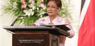 La primera ministra de Trinidad y Tobago, Kamla Persad-Bissessar, podría autorizar el uso de su territorio a EEUU. Foto La Hora: EFE