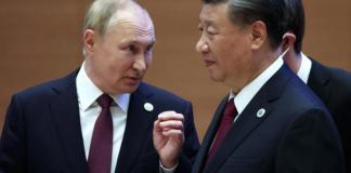 Vladimir Putin (izquierda) habla con Xi Jinping. Foto La Hora: EFE Archivo.