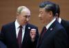 Vladimir Putin (izquierda) habla con Xi Jinping. Foto La Hora: EFE Archivo.
