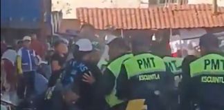 Reportan riña entre vendedores ambulantes y PMT de Escuintla. Foto La Hora: Captura de pantalla