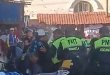 Video: captan enfrentamiento a golpes entre policías de tránsito y vendedores informales en Escuintla Reportan riña entre vendedores ambulantes y PMT de Escuintla. Foto La Hora: Captura de pantalla