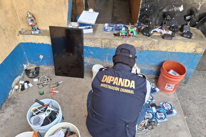 Localizan teléfonos celulares y listas con números telefónicos tras requisa en el Centro de Rehabilitación de Izabal. Foto La Hora: PNC