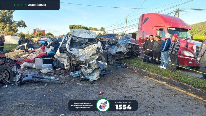 Un accidente de tránsito se registró la madrugada de este viernes 1 de agosto en el kilómetro 89 de la Ruta Interamerican. Foto La Hora: Bomberos Departamentales.