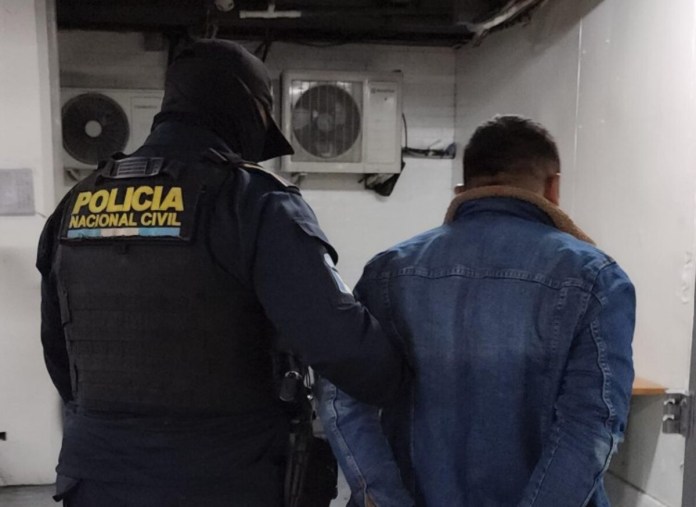 Guardia del Sistema Penitenciario es sorprendido con celular oculto en plato de comida