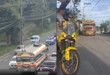 PMT detiene a conductor que circulaba en sentido contrario en Santa Catalina Pinula. Foto La Hora Captura de Pantalla.