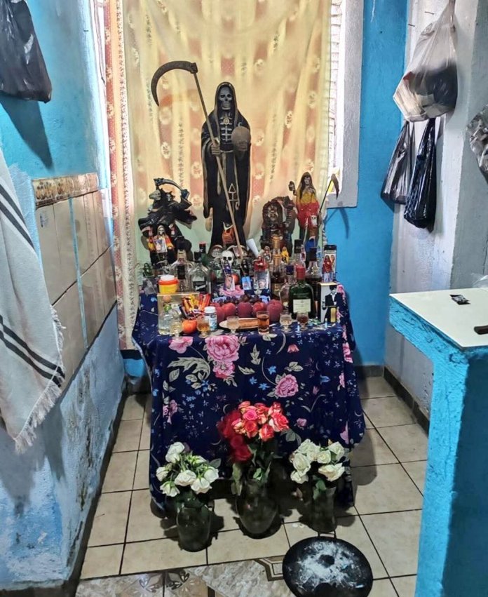 Un altar de la Santa Muerte fue localizado en la escena del crimen. Foto La Hora: Cortesía.
