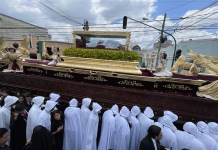 Archivo de 25 años de la procesión del Sepultado de Santa Catalina. Foto La Hora: José Orozco