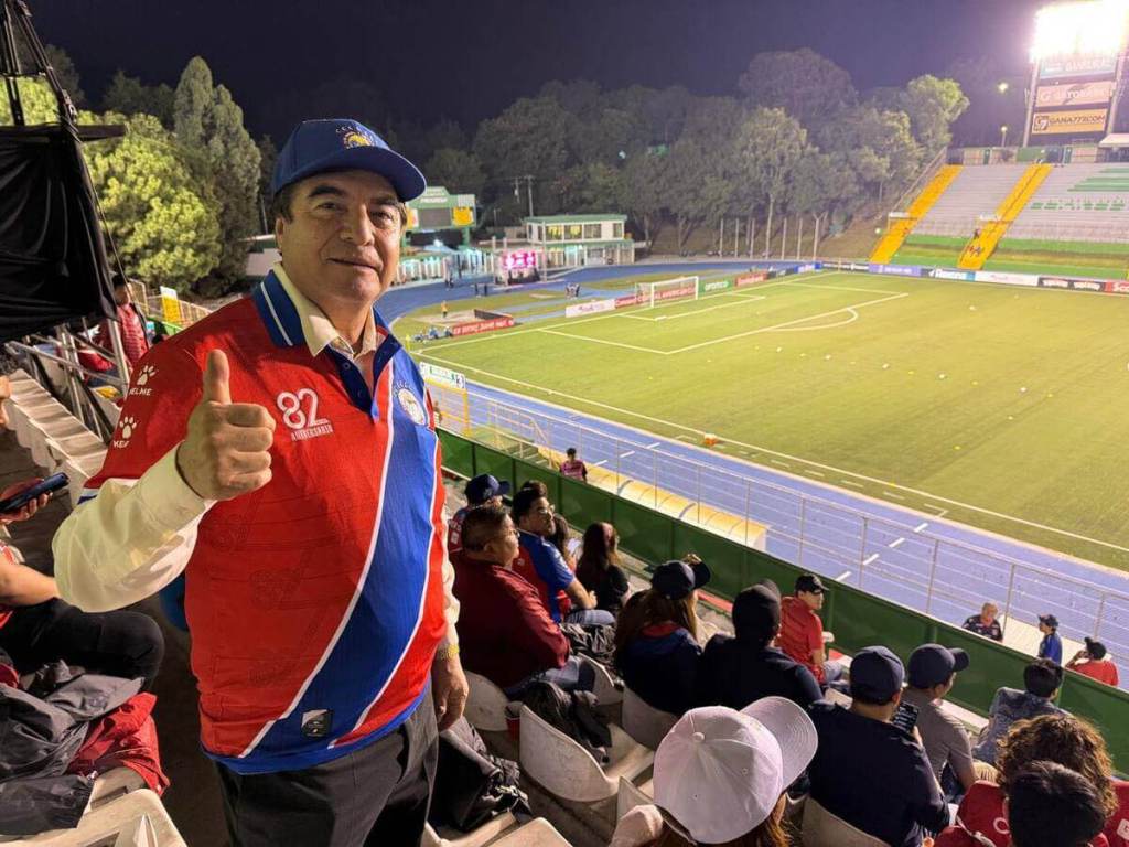 Teódulo Cifuentes ha evadido dar declaraciones a la prensa pero ha sido captado en el partido de Xelajú M.C. Foto La Hora: La Voz de Xela/FB
