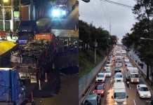 Caos vehicular en la capital: tráiler averiado colapsa Periférico norte por segundo día consecutivo Caos vehicular en la capital: tráiler averiado colapsa Periférico Norte por segundo día consecutivo. Foto La Hora: Foto Amilcar Montejo- Tránsito Mixco.