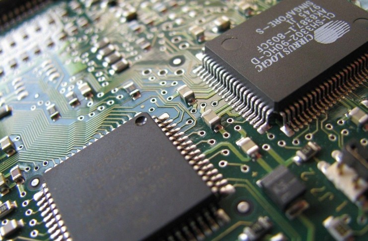Trump anuncia plan de aranceles para semiconductores, uno de los productos que Gt quiere fabricar
