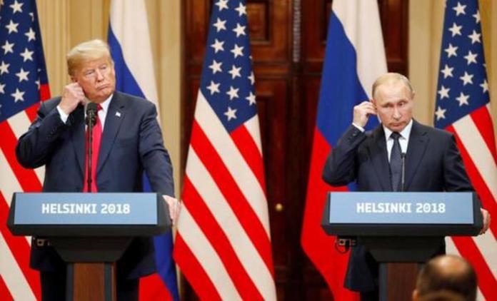 Fotografía de archivo del 16 de julio del 2018 donde aparece el presidente de Estados Unidos, Donald Trump (i), y el presidente de Rusia, Vladimir Putin, participando en una rueda de prensa en el Palacio Presidencial de Helsinki (Finlandia). Foto La Hora. EFE.