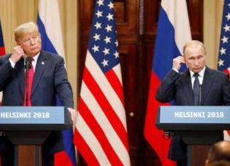 Fotografía de archivo del 16 de julio del 2018 donde aparece el presidente de Estados Unidos, Donald Trump (i), y el presidente de Rusia, Vladimir Putin, participando en una rueda de prensa en el Palacio Presidencial de Helsinki (Finlandia). Foto La Hora. EFE.