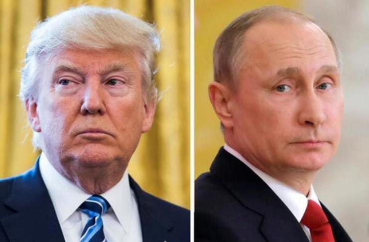 El presidente de Estados Unidos, Donald Trump, recibió de manera emotiva a su homólogo de Rusia, Vladímir Putin. Foto La Hora: EFE.