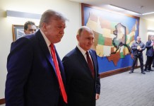 El presidente ruso, Vladímir Putin (d.), y el presidente estadounidense, Donald Trump (i.), tras su reunión en la Base Conjunta Elmendorf-Richardson en Anchorage, Alaska, EE. UU., el 15 de agosto de 2025. EFE/EPA/GAVRIIL GRIGOROV/SPUTNIK/KREMLIN POOL / POOL MANDATORY CREDIT