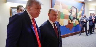 El presidente ruso, Vladímir Putin (d.), y el presidente estadounidense, Donald Trump (i.), tras su reunión en la Base Conjunta Elmendorf-Richardson en Anchorage, Alaska, EE. UU., el 15 de agosto de 2025. EFE/EPA/GAVRIIL GRIGOROV/SPUTNIK/KREMLIN POOL / POOL MANDATORY CREDIT