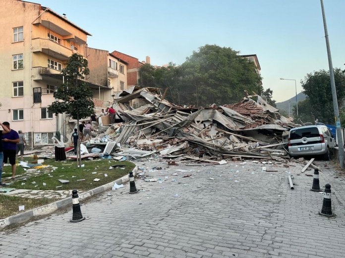 Sismos de 6.1 en Turquía: reportan fallecidos, heridos y edificios colapsados