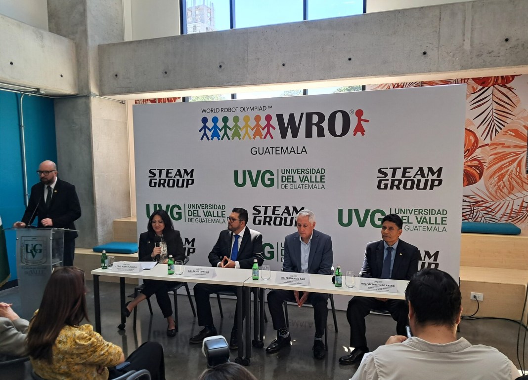 Representantes de Universidad del Valle de Guatemala y de STEAM Group en la presentación oficial de World Robot Olympiad Guatemala 2025. Foto: Cortesía, Universidad del Valle de Guatemala (UVG).