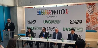Representantes de Universidad del Valle de Guatemala y de STEAM Group en la presentación oficial de World Robot Olympiad Guatemala 2025. Foto: Cortesía, Universidad del Valle de Guatemala (UVG).