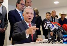 Uribe recupera su libertad mientras avanza apelación por caso de sobornos. Foto La Hora: EFE.