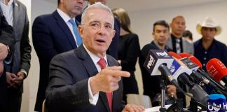 Uribe recupera su libertad mientras avanza apelación por caso de sobornos. Foto La Hora: EFE.