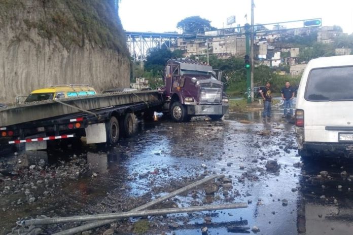 Vehículo pesado colisiona con dos automóviles tipo panel y tira un poste complicando el tránsito con dirección a la calzada La Paz. Foto La Hora: PMT
