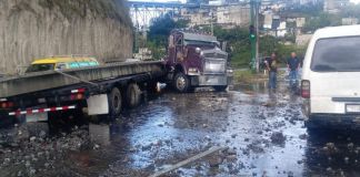 Vehículo pesado colisiona con dos automóviles tipo panel y tira un poste complicando el tránsito con dirección a la calzada La Paz. Foto La Hora: PMT
