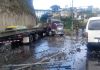 Vehículo pesado colisiona con dos van y tira un poste complicando el tránsito con dirección a la calzada La Paz. Foto La Hora: PMT