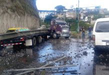 Tráiler colisiona vehículos y derriba poste en la bajada Las Bouganvilias; tráfico complicado en calzada La Paz Vehículo pesado colisiona con dos automóviles tipo panel y tira un poste complicando el tránsito con dirección a la calzada La Paz. Foto La Hora: PMT