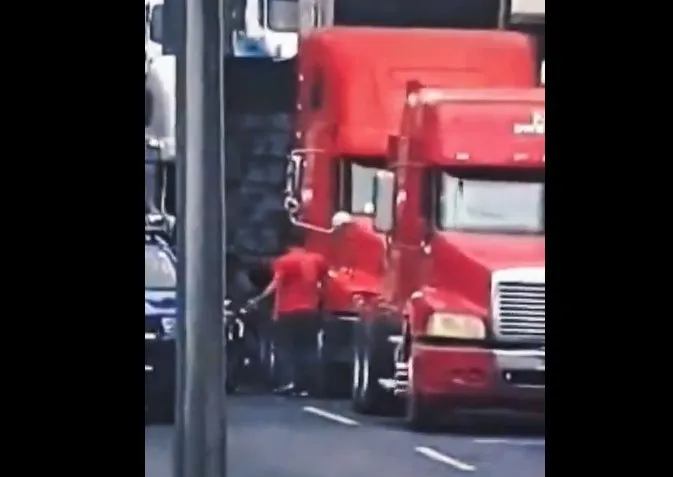 Hombre se mete bajo un tráiler en viaducto de zona 18 y sale ileso