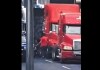 Hombre de mete bajo un tráiler en viaducto de zona 18 y sale ileso