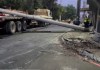 Un tráiler provocó serias complicaciones viales la mañana de este jueves 21 de agosto al derribar la carga de postes que transportaba sobre la ruta principal que conecta Prados de Villa Hermosa. Foto La Hora: Captura de Pantalla.