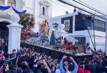 La procesión de la Virgen de la Asunción recorre calles y avenidas del Centro Histórico. Foto La Hora: José Orozco