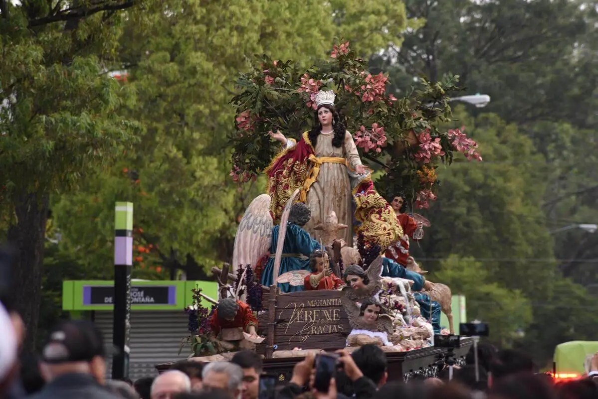 Paso del cortejo procesional de la Virgen de la Asunción por la avenida Simeón Cañas, zona 2. Foto La Hora: José Orozco