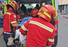 Bomberos Municipales trasladaron a la víctima al Hospital General San Juan de Dios. Foto La Hora: Bomberos Municipales