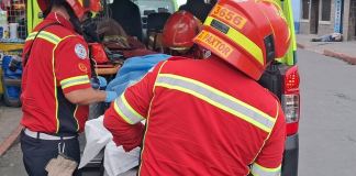 Bomberos Municipales trasladaron a la víctima al Hospital General San Juan de Dios. Foto La Hora: Bomberos Municipales