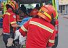 Bomberos Municipales trasladaron a la víctima al Hospital General San Juan de Dios. Foto La Hora: Bomberos Municipales