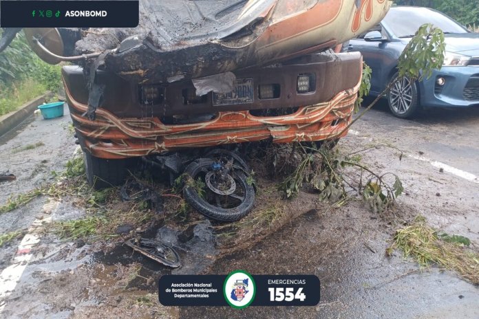 Bomberos atendieron el incendio de un bus involucrado en un accidente de tránsito en la ruta Interamericana. Foto: Bomberos Municipales Departamentales